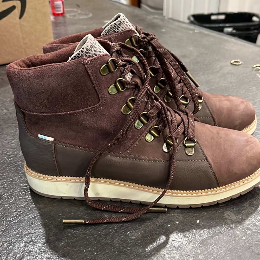 Like new TOMS boots